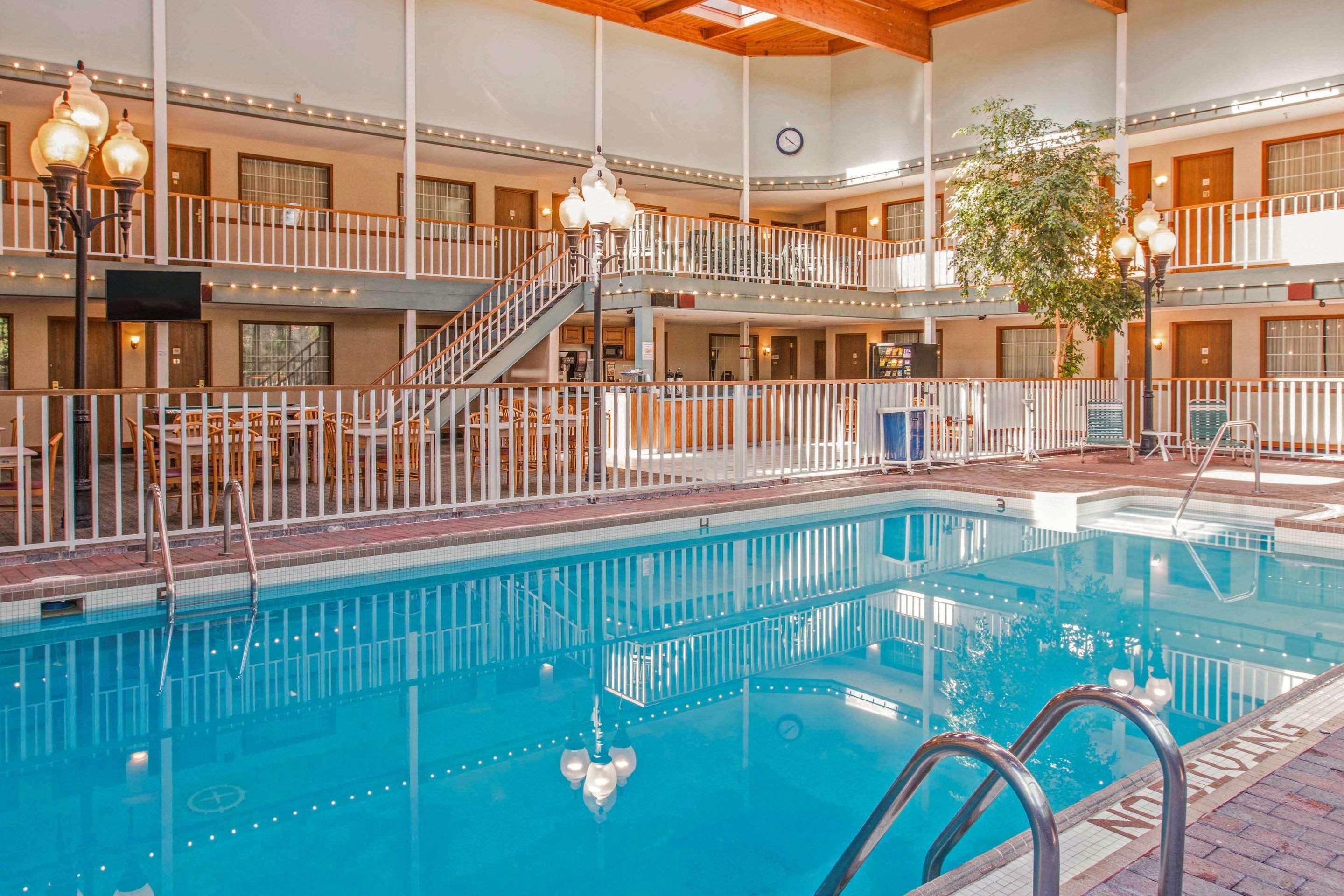 Rodeway Inn Grandville Exterior photo